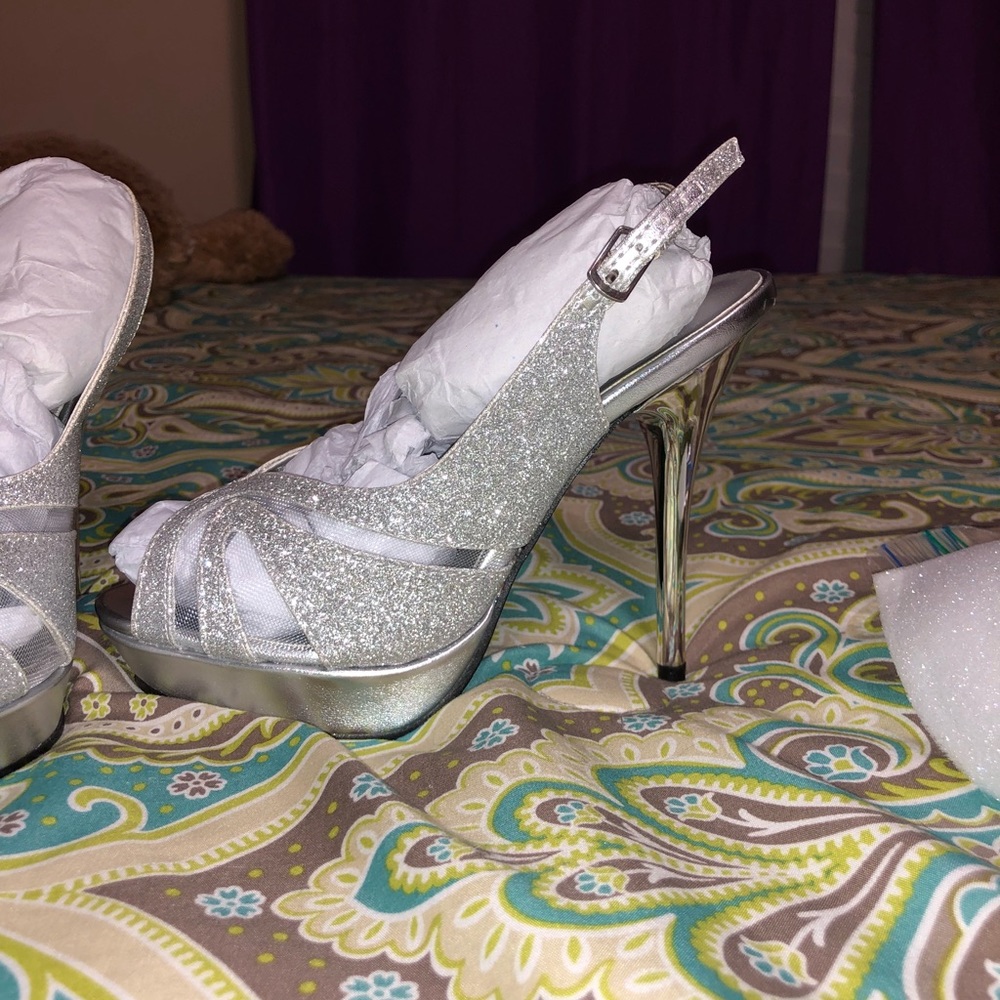 Women. Prom. Dress - Picture 5 of 7